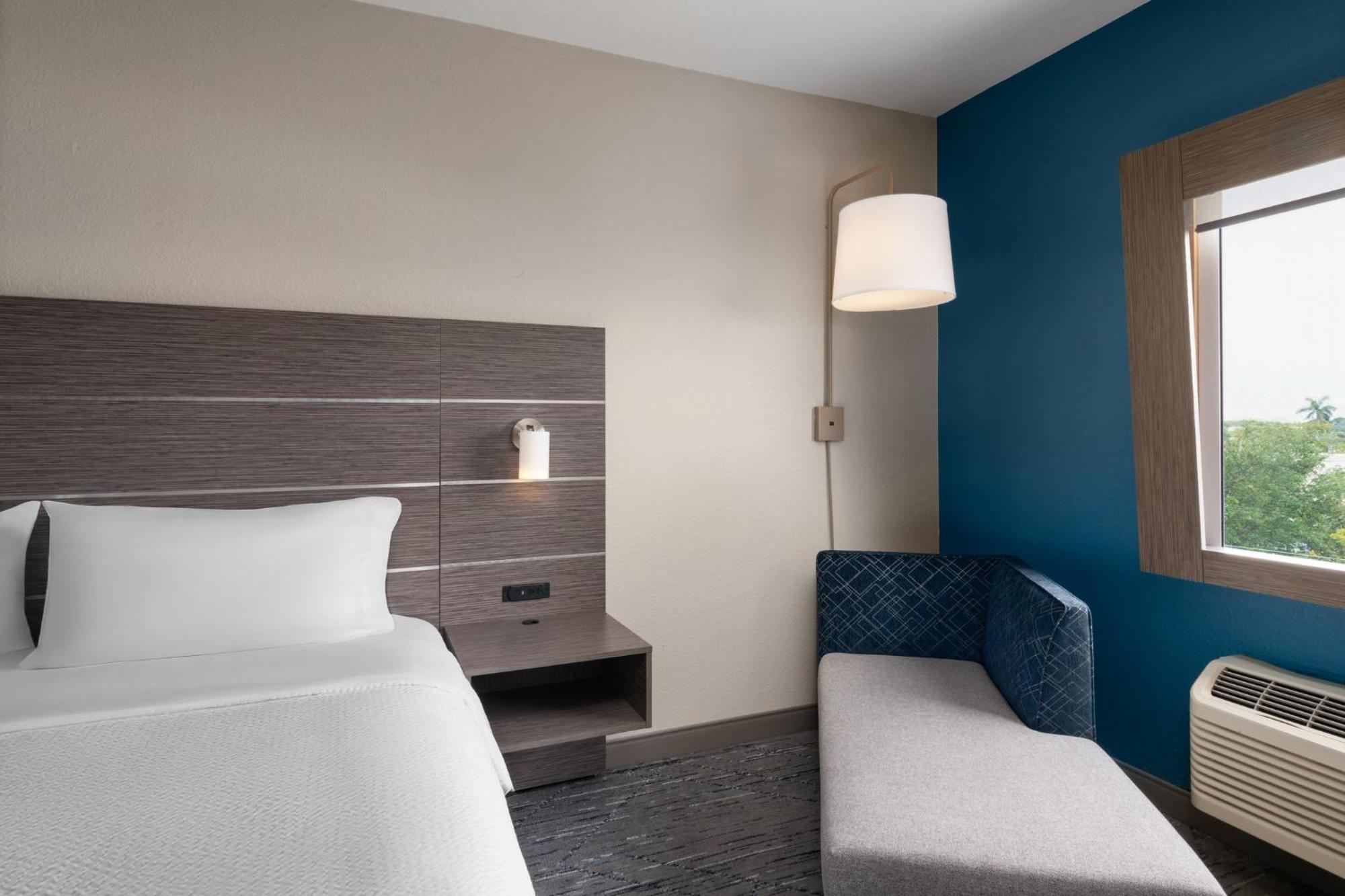 Holiday Inn Express & Suites Boynton Beach West By Ihg Exterior photo